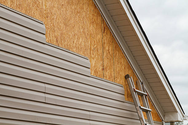 Professional Vinyl Siding technician working in Roselle, NJ
